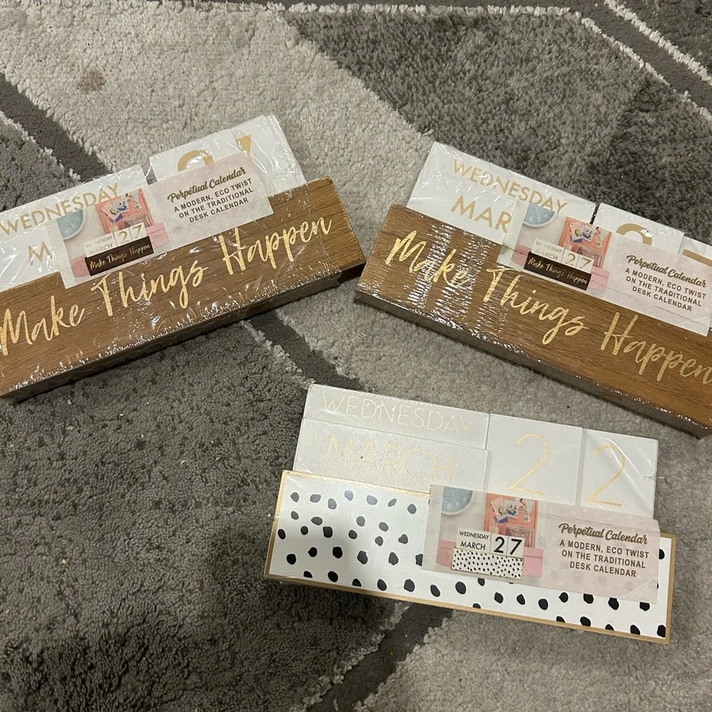 Wooden desk calendar